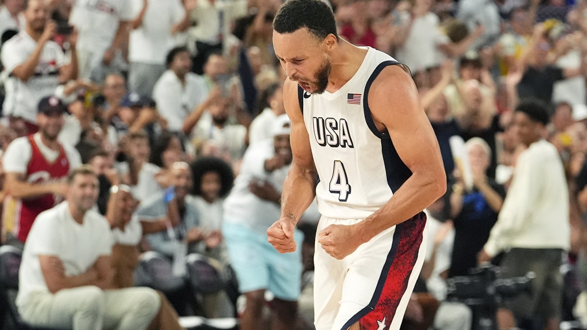 Stephen Curry (4) celebrates during the second half