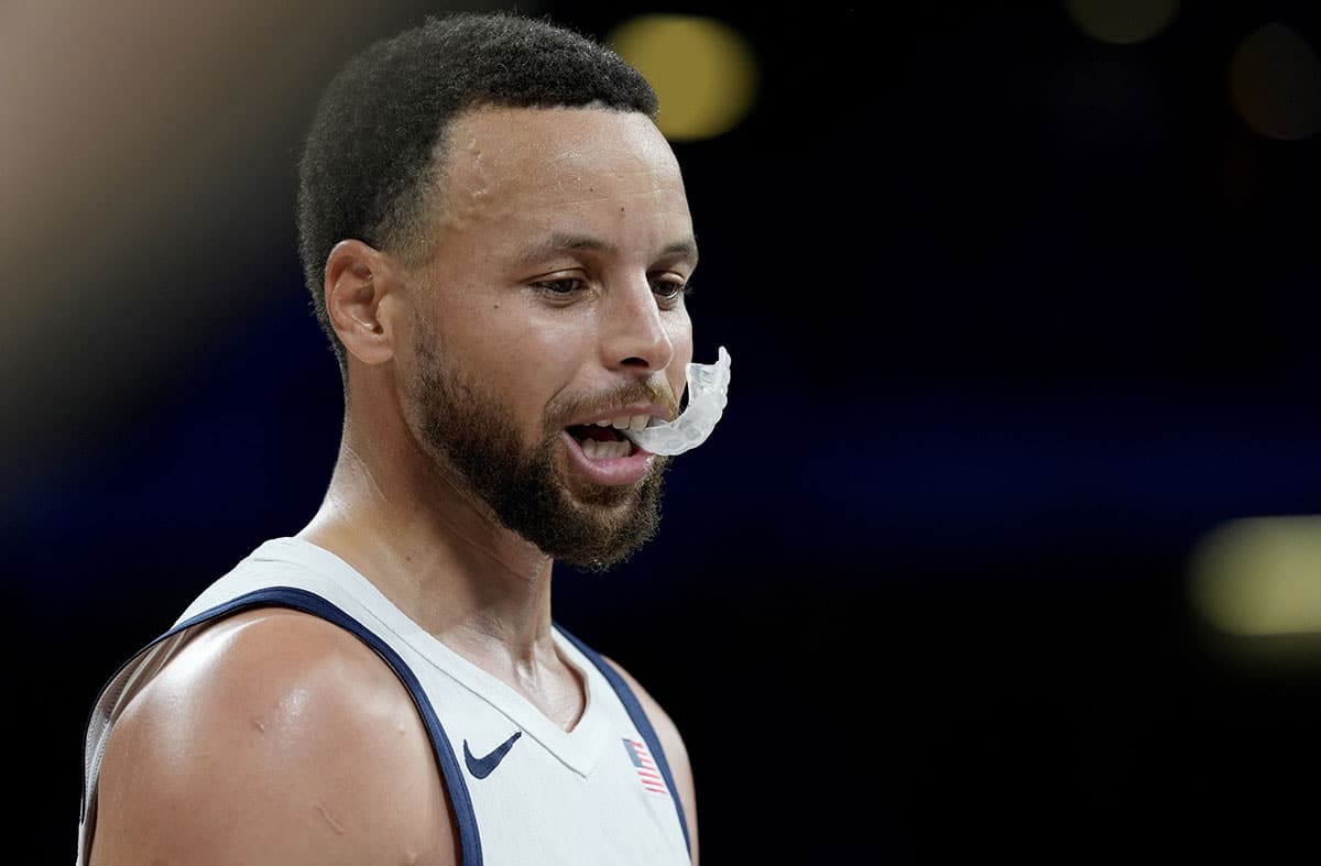 United States shooting guard Stephen Curry (4) in the second quarter against South Sudan during the Paris 2024 Olympic Summer Games at Stade Pierre-Mauroy.