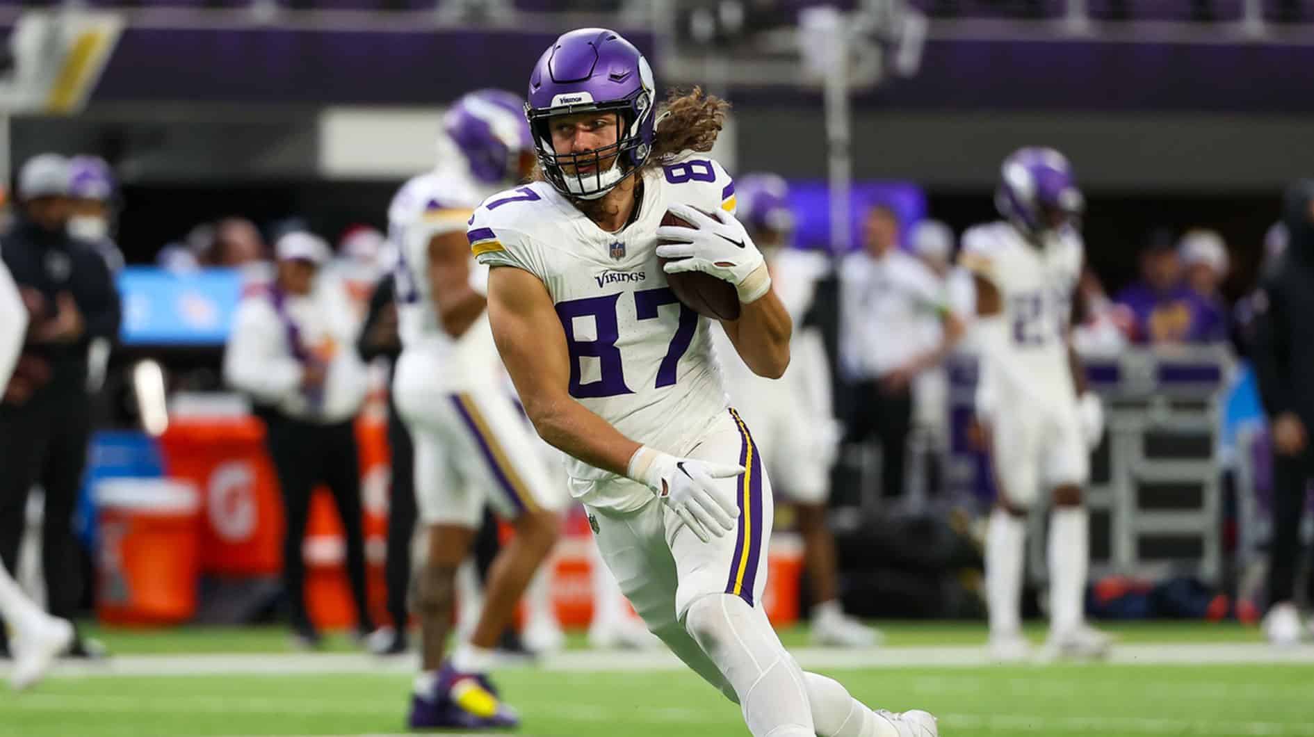 Minnesota Vikings tight end T.J. Hockenson (87) warms up before the game against the Detroit Lions at U.S. Bank Stadium.