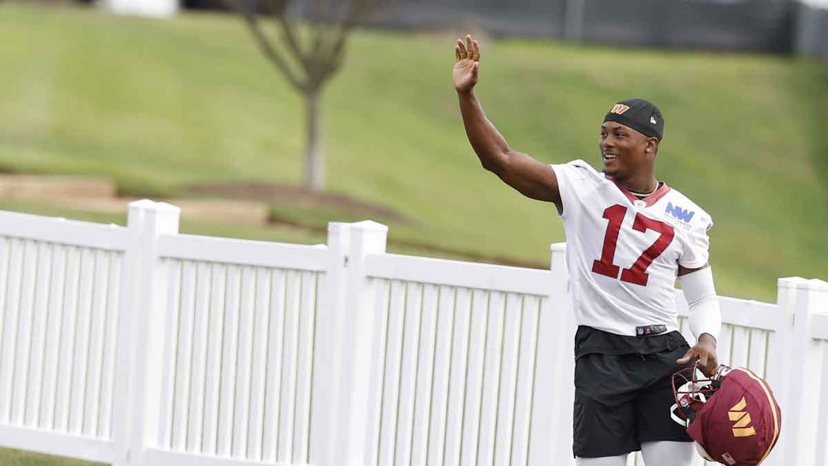 Terry McLaurin Commanders waving