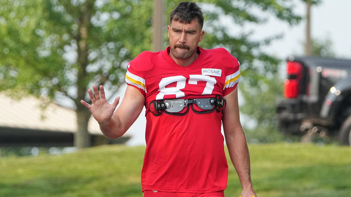 Travis Kelce waving to fans at Chiefs training camp on July 26, 2024.