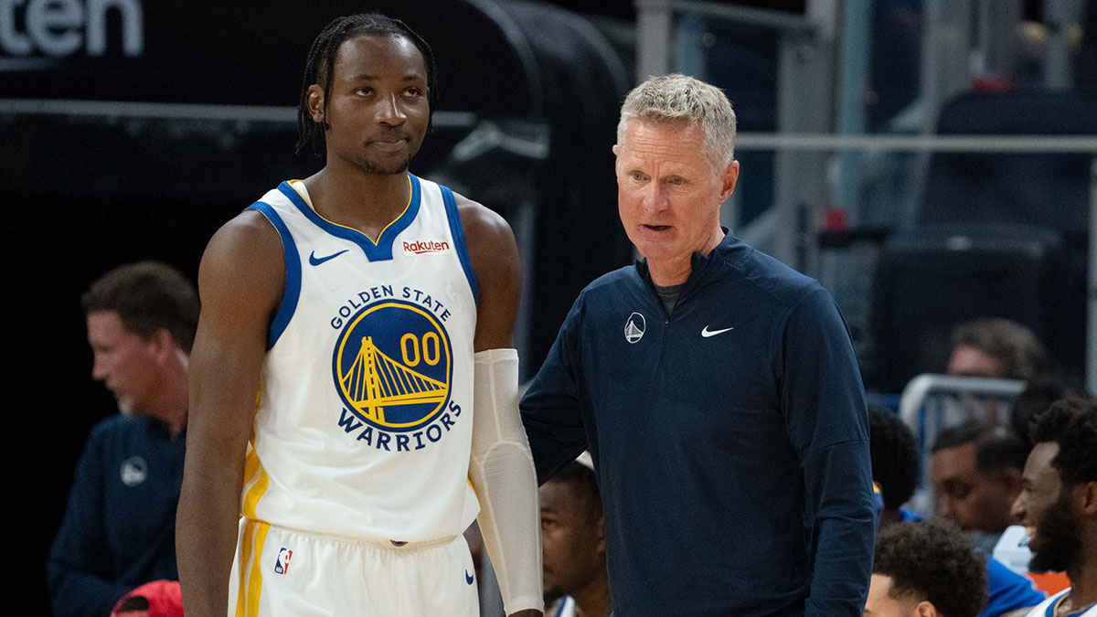 Golden State Warriors head coach Steve Kerr (right) talks to forward Jonathan Kuminga (00) during the third quarter against the San Antonio Spurs at Chase Center