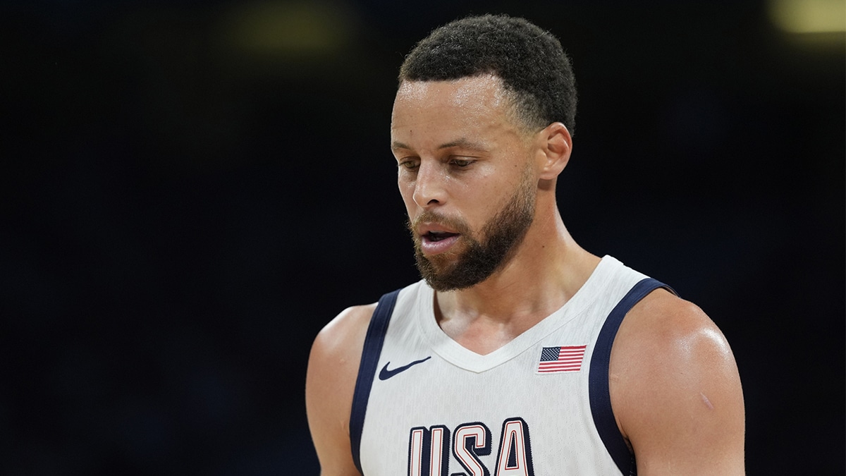 United States shooting guard Stephen Curry (4) in the first quarter against South Sudan during the Paris 2024 Olympic Summer Games at Stade Pierre-Mauroy