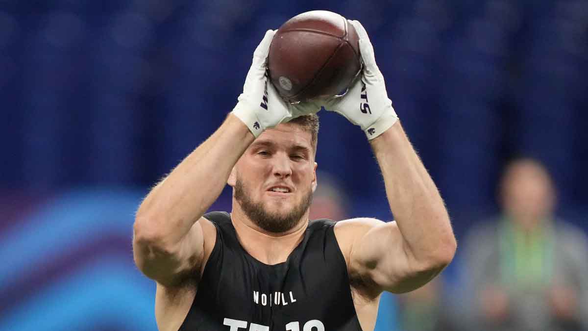 Kansas State tight end Ben Sinnott (TE12) works out during the 2024 NFL Combine at Lucas Oil Stadium. 