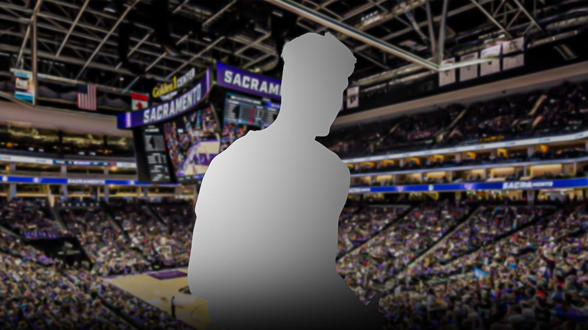 Shadow of Kings' Kevin Huerter, Malik Monk, Kings training camp coaches in background
