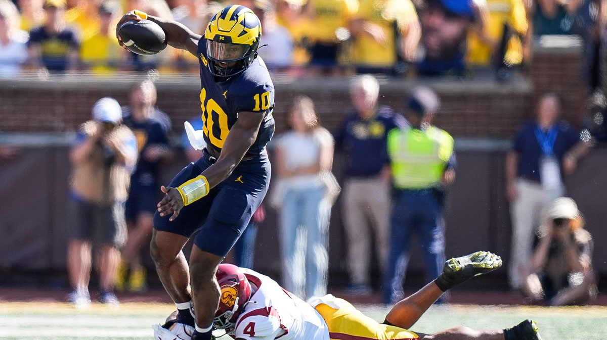 Michigan quarterback Alex Orji (10) runs against USC linebacker Easton Mascarenas-Arnold (4) during the first half at Michigan Stadium