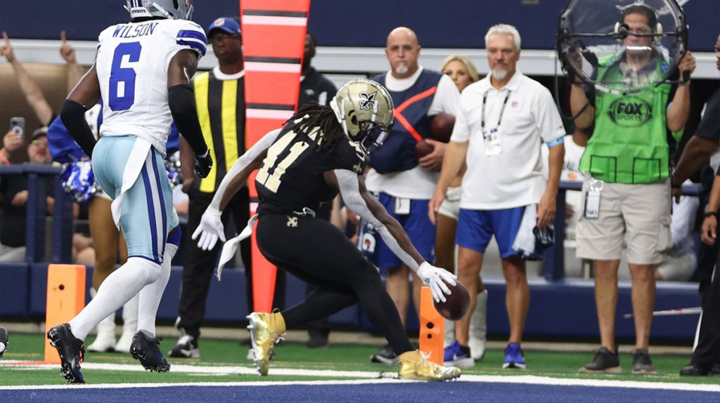 New Orleans Saints running back Alvin Kamara (41) scores a touchdown against the Dallas Cowboys in the second quarter at AT&T Stadium.