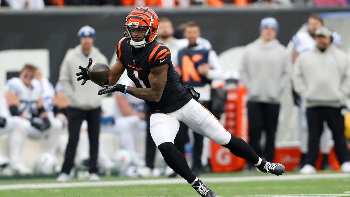 Cincinnati Bengals wide receiver Ja'Marr Chase (1) catches a pass mover the middle during the first quarter against the Indianapolis Colts at Paycor Stadium.