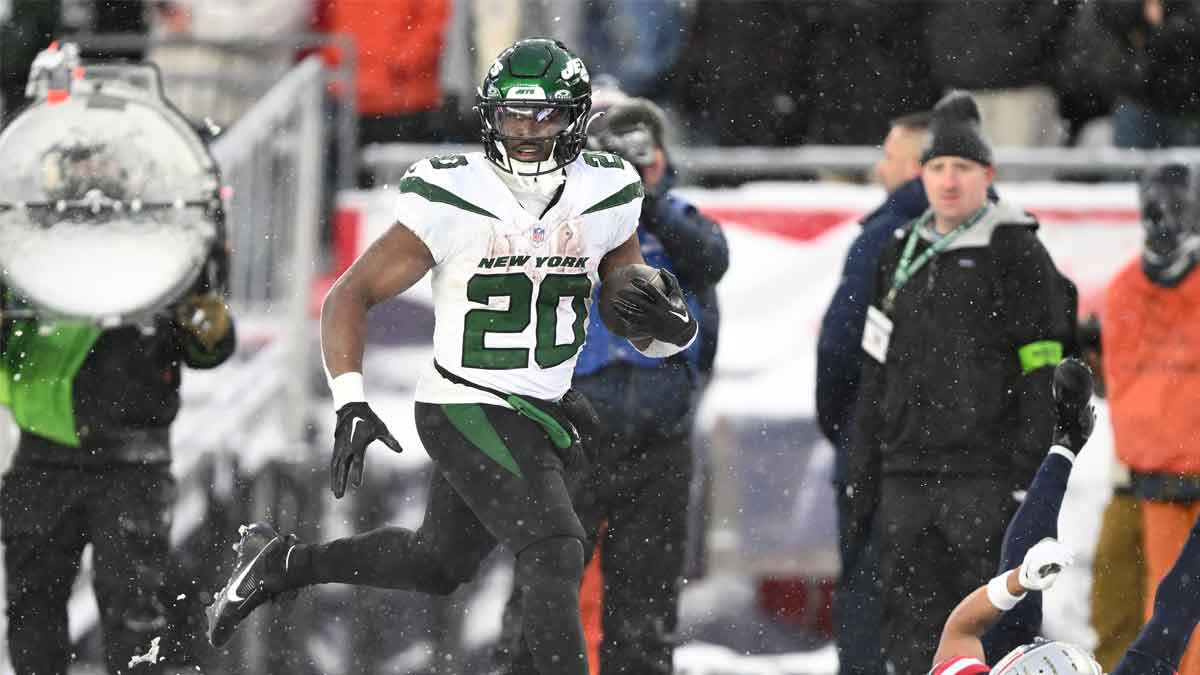 Breece Hall snow game running the football on the Jets