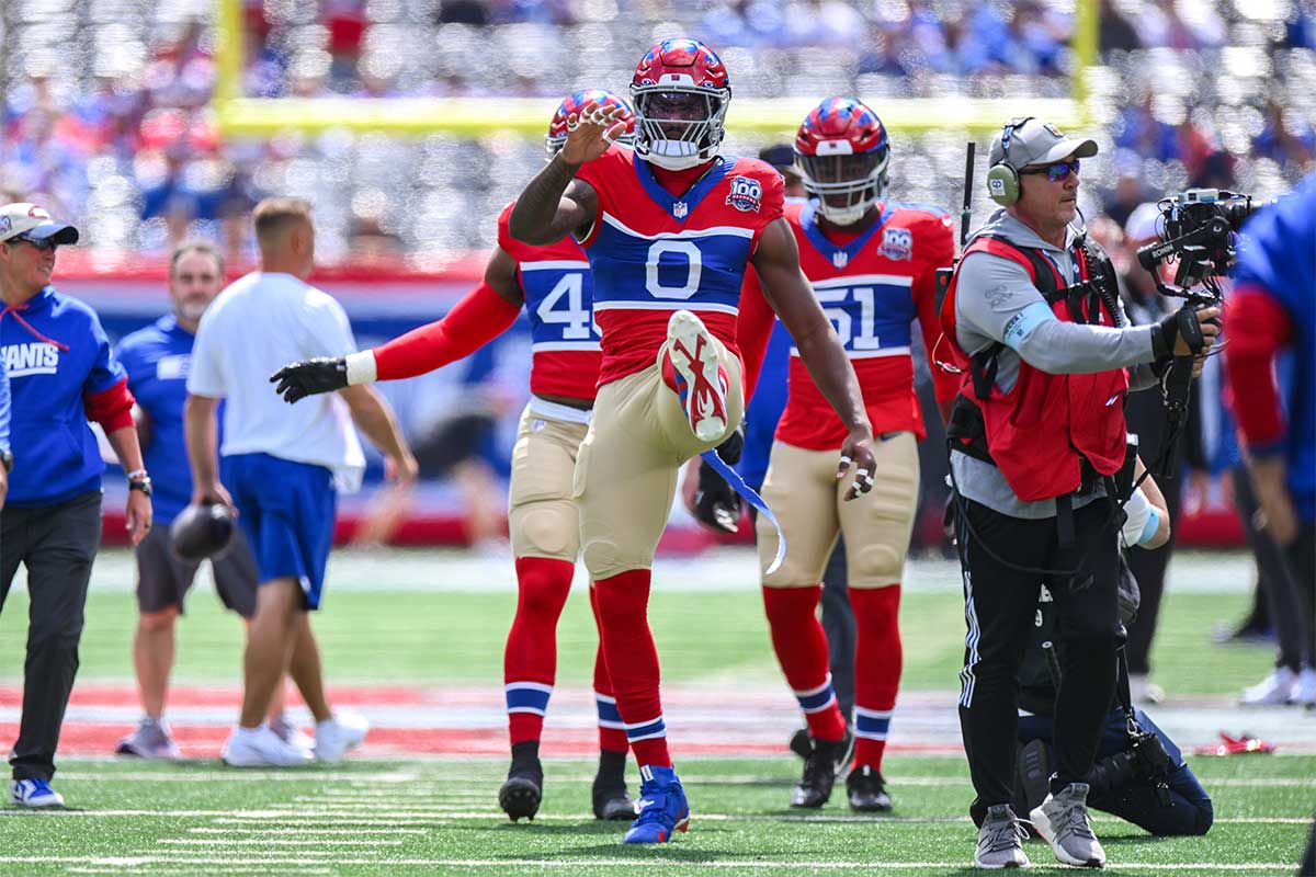 New York Giants linebacker Brian Burns (0) warms up before a game against the Minnesota Vikings at MetLife Stadium.