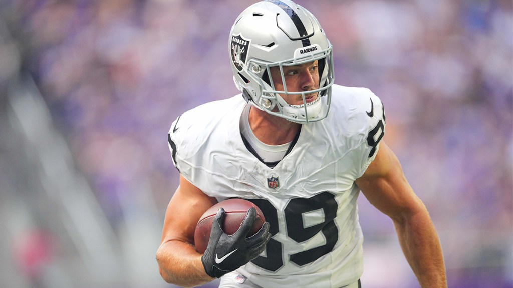 Las Vegas Raiders tight end Brock Bowers (89) runs after the catch against the Minnesota Vikings in the first quarter at U.S. Bank Stadium.