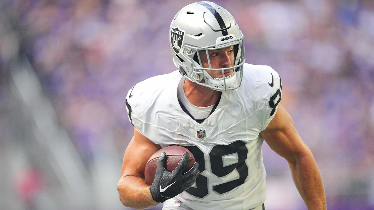 Las Vegas Raiders tight end Brock Bowers (89) runs after the catch against the Minnesota Vikings in the first quarter at U.S. Bank Stadium.