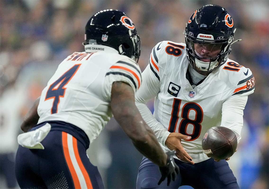 Bears quarterback Caleb Williams (18) hands the ball to Chicago Bears running back D'Andre Swift (4) on Sunday, Sept. 22, 2024, during a game against the Indianapolis Colts at Lucas Oil Stadium in Indianapolis.