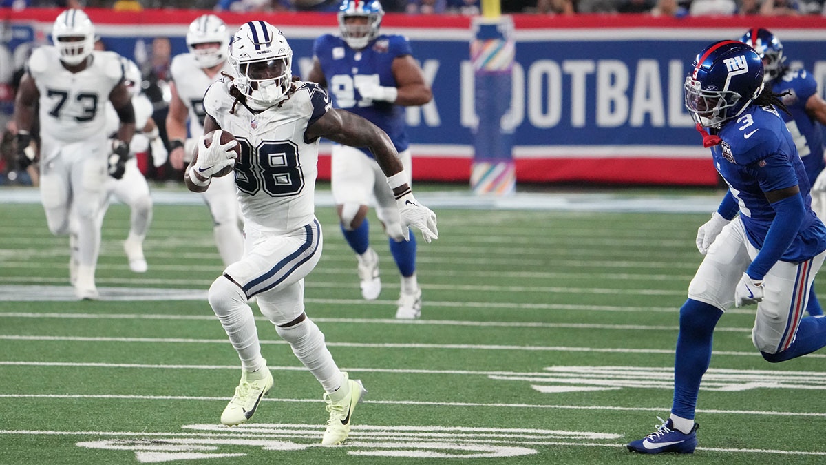 Dallas Cowboys wide receiver CeeDee Lamb (88) runs the ball for a touchdown against the Giants in the first half at MetLife Stadium.