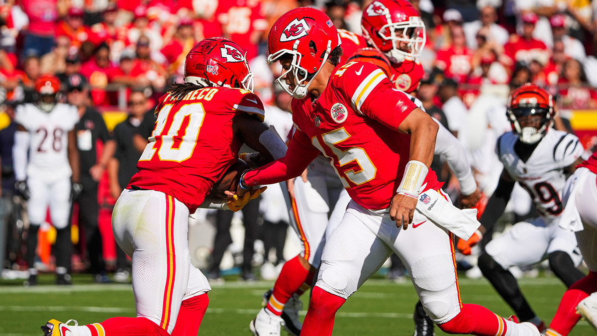 Chiefs quarterback Patrick Mahomes (15) hands off to running back Isiah Pacheco (10) against the Cincinnati Bengals during the first half at GEHA Field at Arrowhead Stadium.