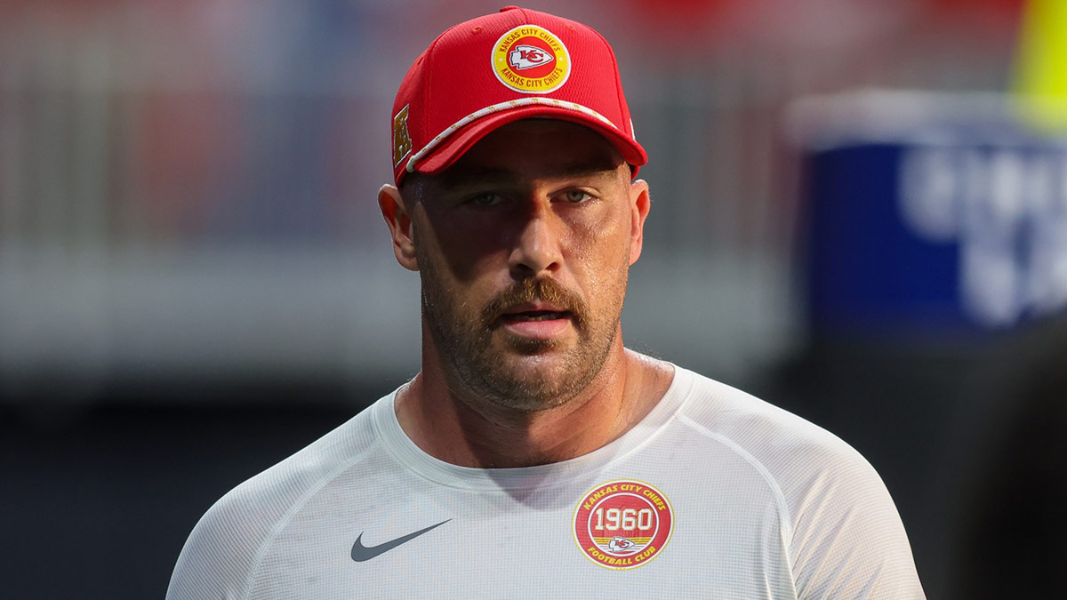 Chiefs tight end Travis Kelce (87) prepares for a game against the Atlanta Falcons at Mercedes-Benz Stadium