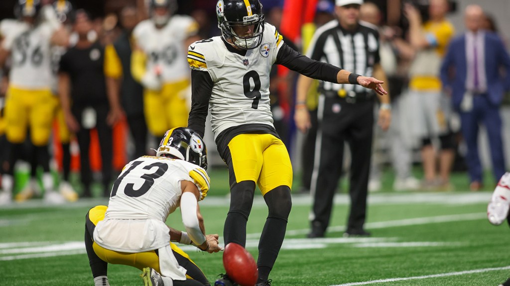 Pittsburgh Steelers place kicker Chris Boswell (9) kicks a field goal against the Atlanta Falcons in the fourth quarter at Mercedes-Benz Stadium.