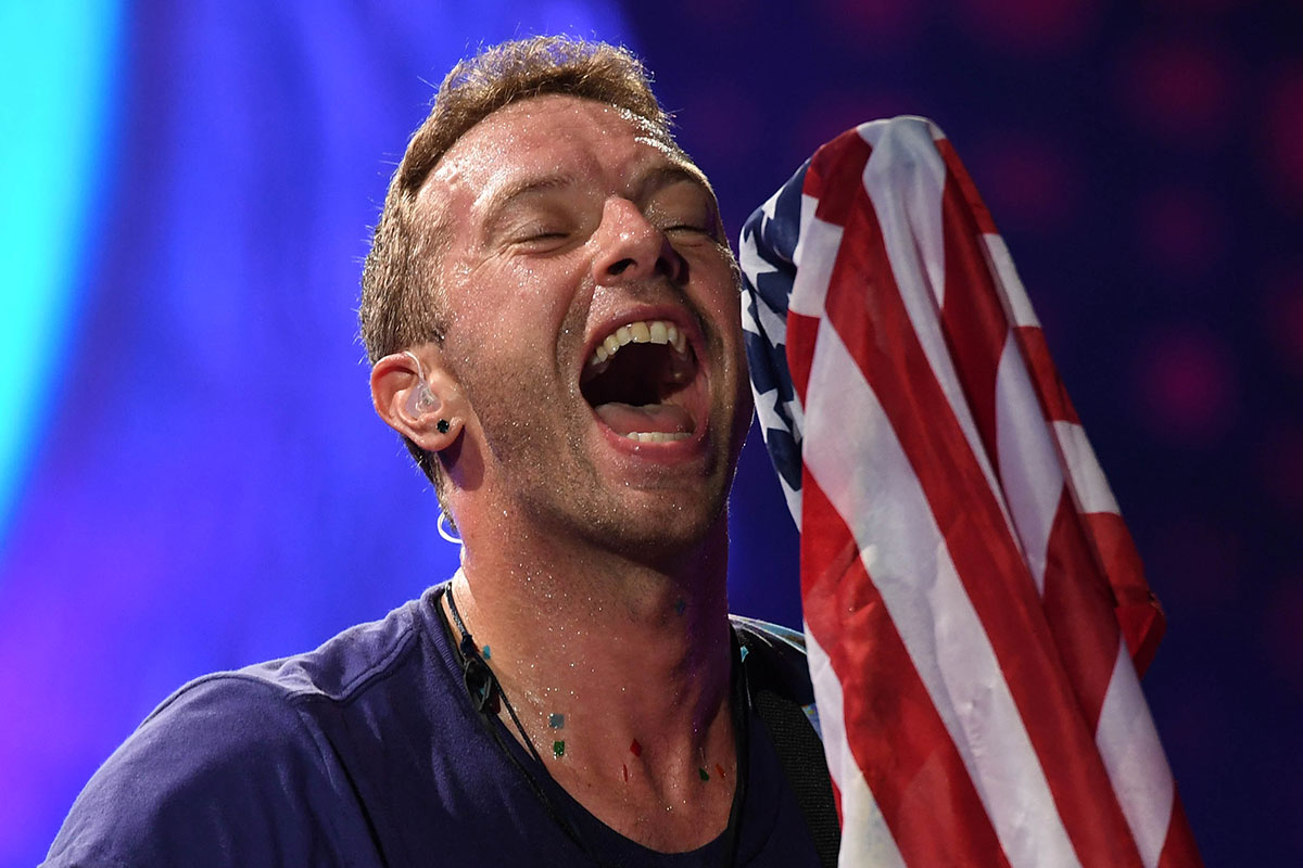 Chris Martin performing with American Flag in 2017.