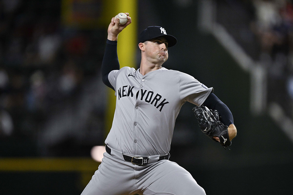 New York Yankees relief pitcher Clay Holmes (35) pitches against the Texas Rangers during the ninth inning at Globe Life Field. 