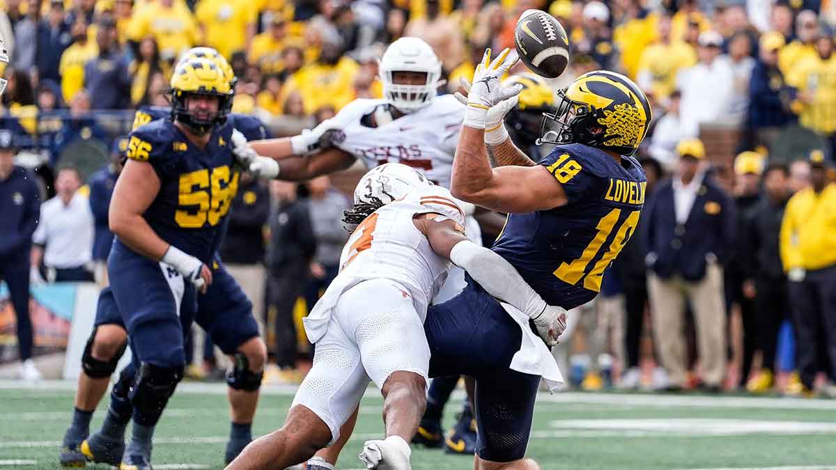 Michigan tight end Colston Loveland (18) fails to makes a catch against Texas defensive back Jaylon Guilbeau (3) for a two point conversion during the second half at Michigan Stadium.