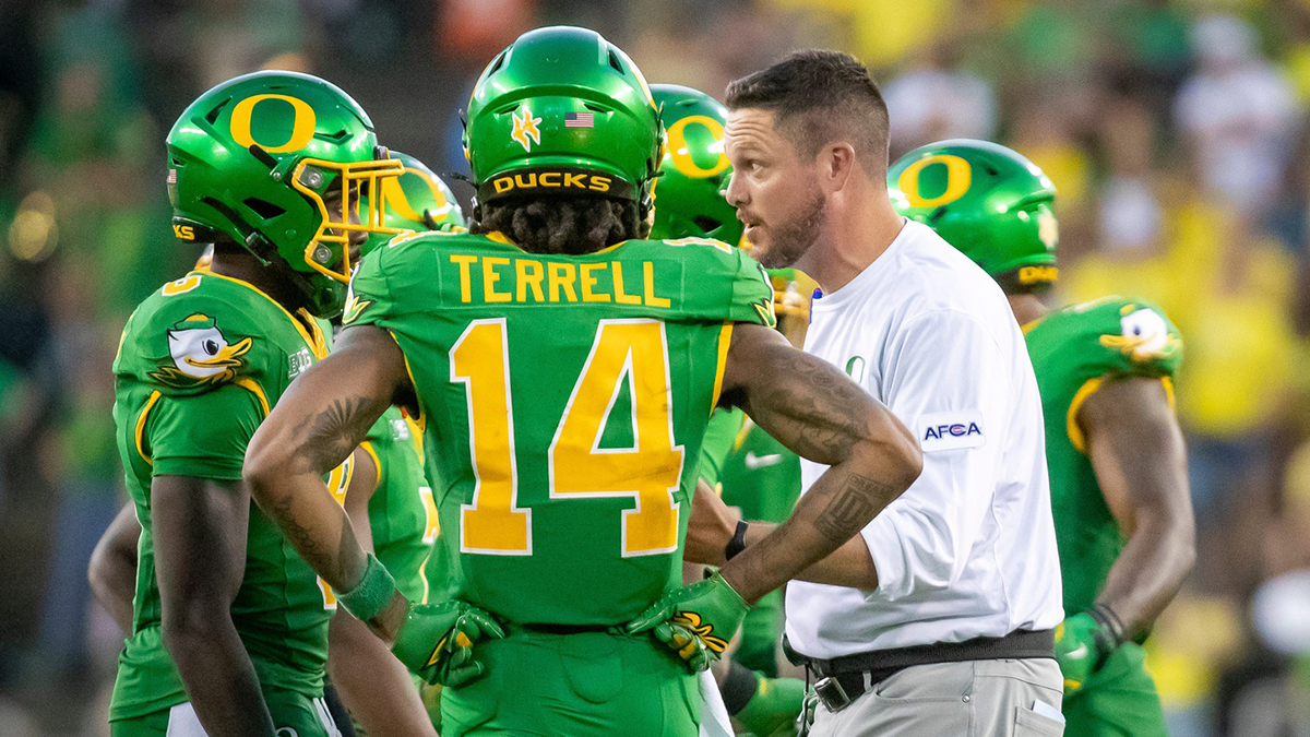 Oregon head coach Dan Lanning talks to his players as the Oregon Ducks host the Idaho Vandals