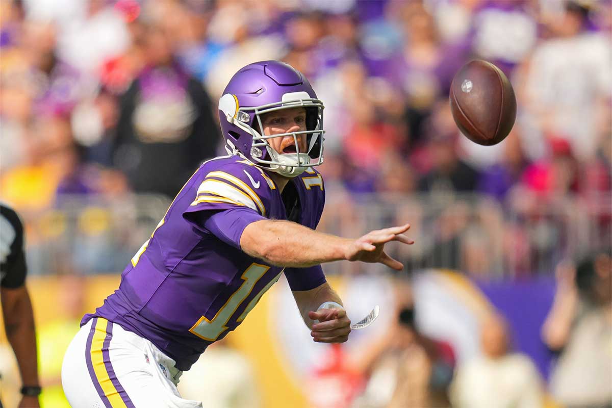 Minnesota Vikings quarterback Sam Darnold (14) pitches the ball against the Houston Texans in the third quarter at U.S. Bank Stadium.