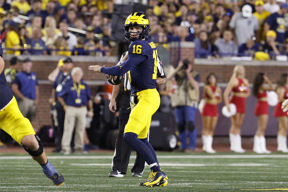 Michigan Wolverines quarterback Davis Warren (16) throws the ball against the Fresno State Bulldogs in the first half at Michigan Stadium.