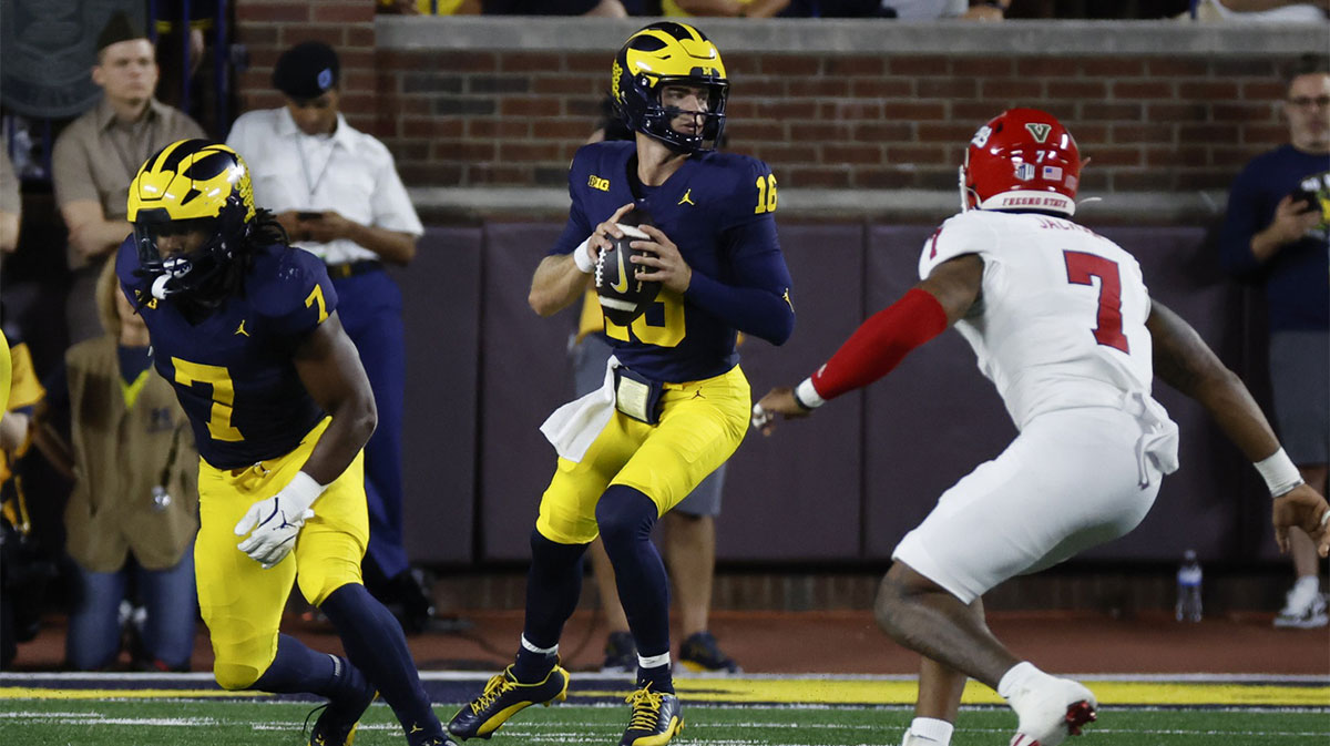 Michigan Wolverines quarterback Davis Warren (16) drops back to pass against the Fresno State Bulldogs in the first half at Michigan Stadium.