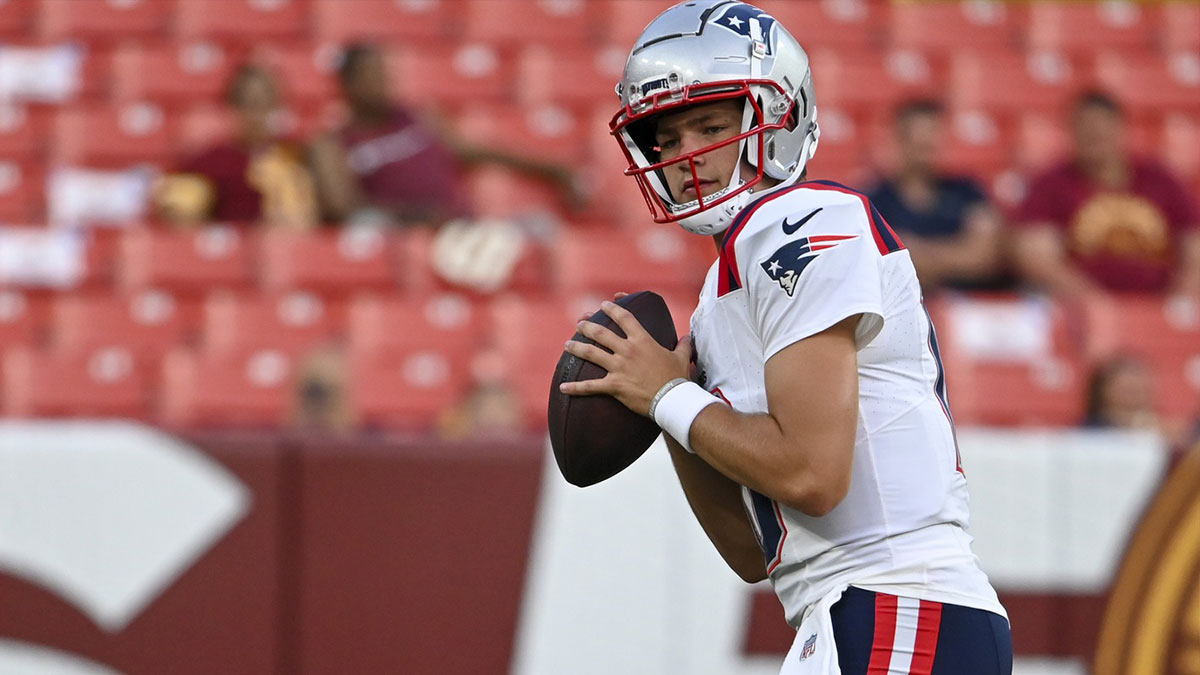 New England Patriots quarterback Drake Maye (10) drops back to pass prior to the start of the preseason game against the Washington Commanders at Commanders Field. 