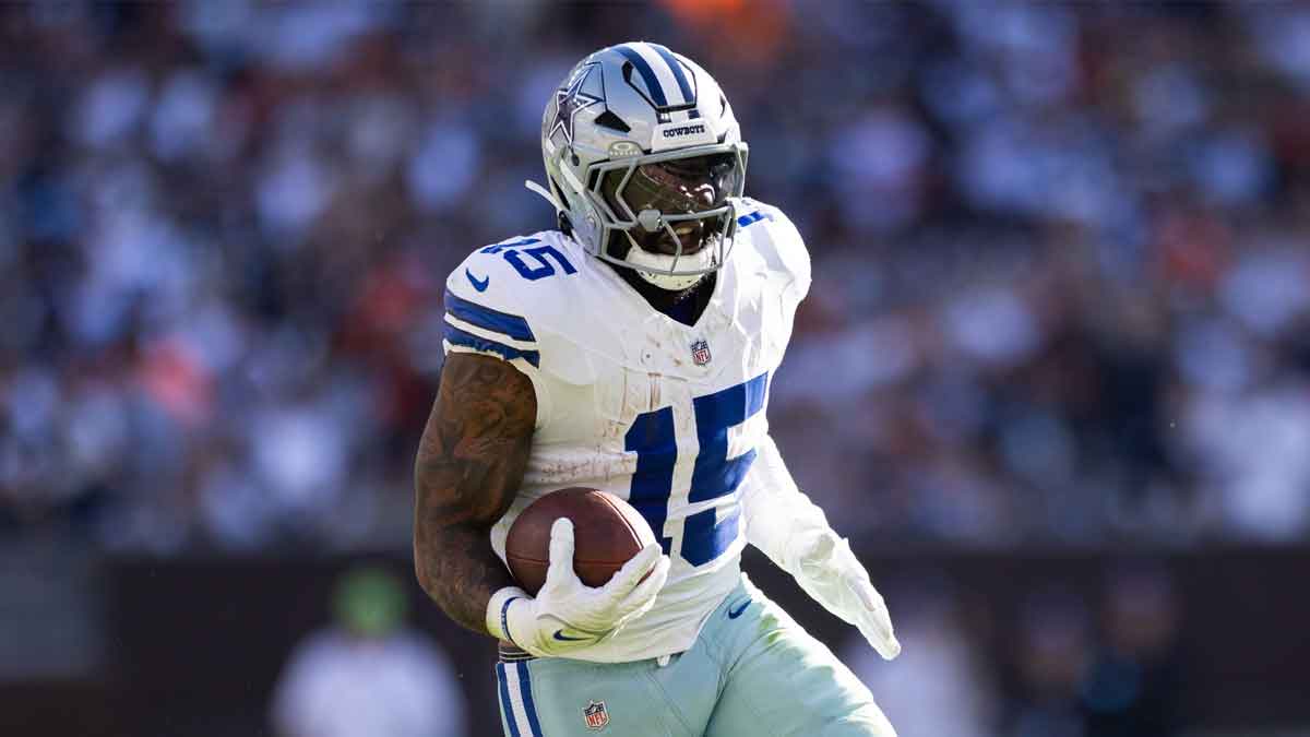 达拉斯牛仔队跑卫埃齐基尔·埃利奥特（Ezekiel Elliott，15 岁）在亨廷顿银行球场第二节对阵克利夫兰布朗队时带球跑动。