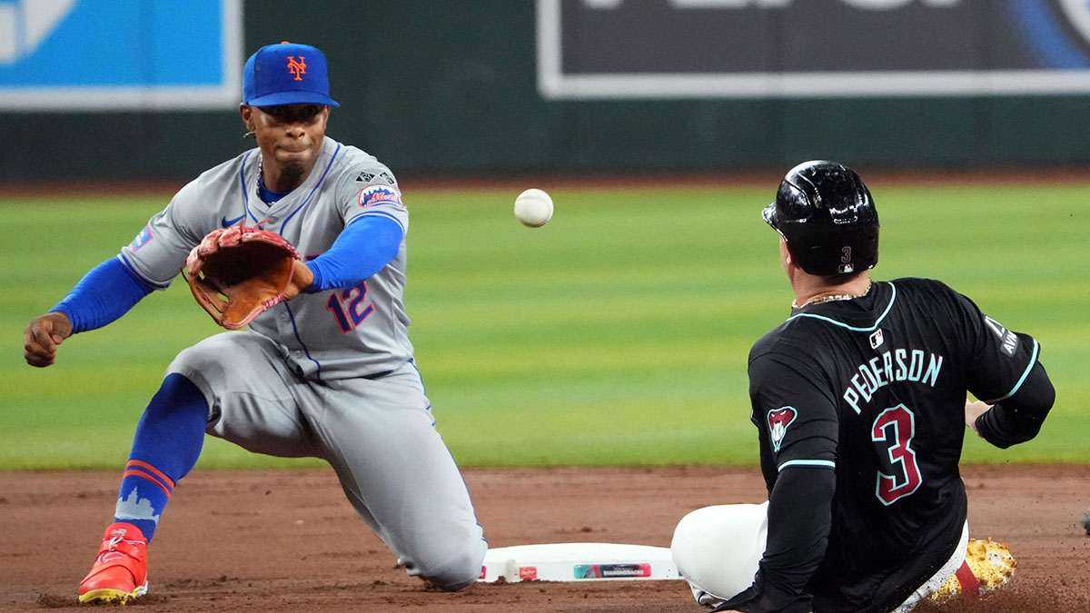 New York Mets shortstop Francisco Lindor (12) fields a throw and tags out Arizona Diamondbacks designated hitter Joc Pederson (3) during a run down during the seventh inning at Chase Field.