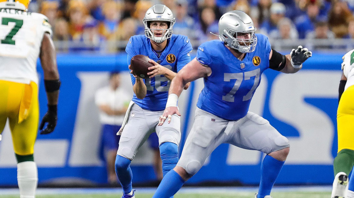 Detroit Lions quarterback Jared Goff looks to pass after a snap from center Frank Ragnow against the Green Bay Packers during the first half at Ford Field in Detroit on Thursday, Nov. 23, 2023.