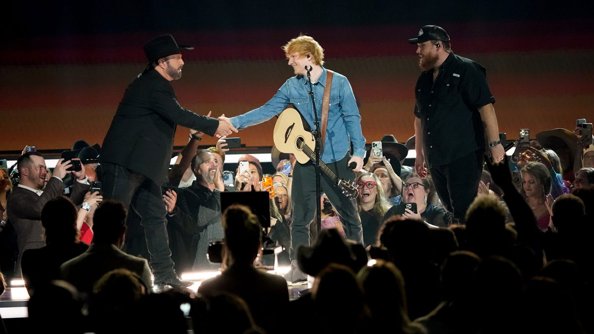 Garth Brooks and Ed Sheeran shaking hands at the ACM Awards.