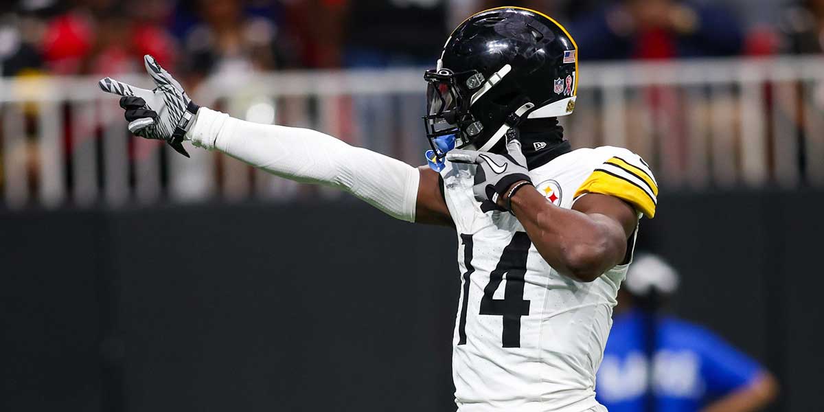 Pittsburgh Steelers wide receiver George Pickens (14) reacts after a catch against the Atlanta Falcons in the third quarter at Mercedes-Benz Stadium.