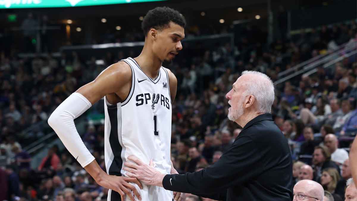 Victor Wembanyama (1) and head coach Gregg Popovich speak during the first quarter against the Utah Jazz