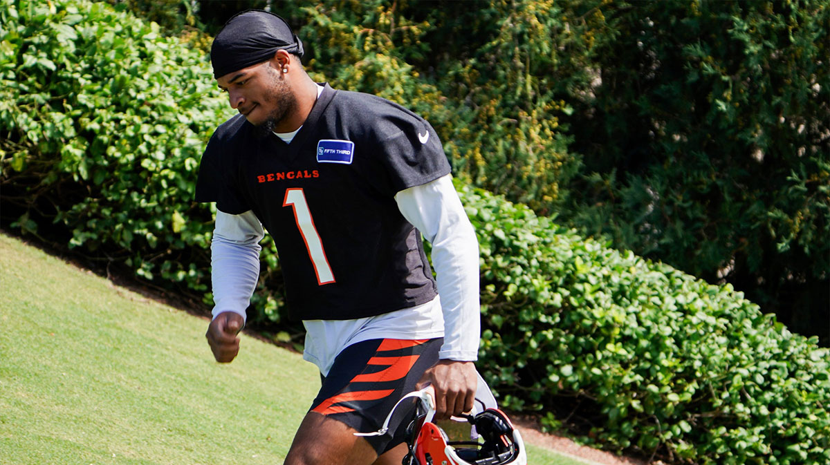 Cincinnati Bengals wide receiver Ja'Marr Chase (1) walks onto the practice field.