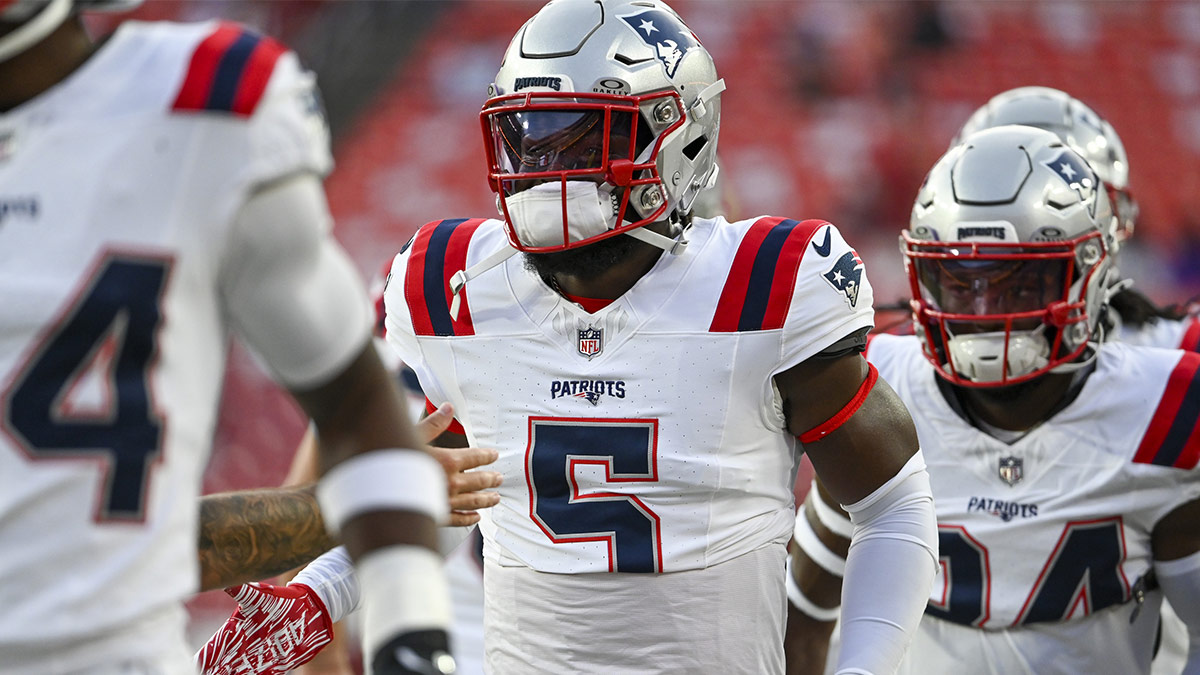 New England Patriots safety Jabrill Peppers (5) takes the field with teammates before the game against the Washington Commanders at Commanders Field