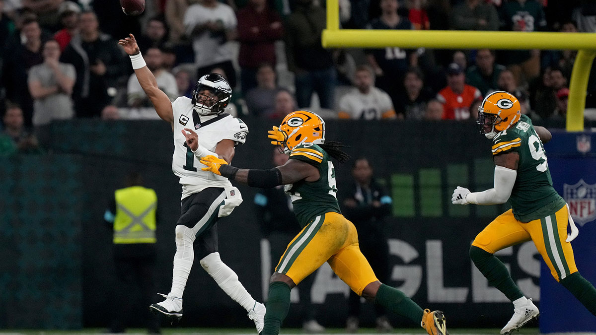 Philadelphia Eagles quarterback Jalen Hurts (1) throws against Green Bay Packers defensive end Rashan Gary (52) during the first half at Neo Quimica Arena.