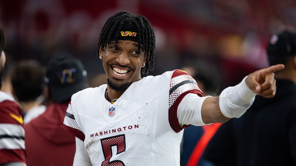 Washington Commanders quarterback Jayden Daniels (5) celebrates against the Arizona Cardinals at State Farm Stadium. 