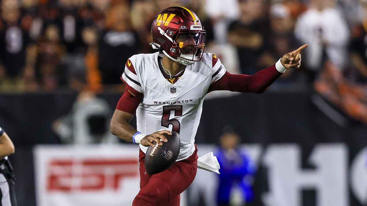 Sep 23, 2024; Cincinnati, Ohio, USA; Washington Commanders quarterback Jayden Daniels (5) runs with the ball against the Cincinnati Bengals in the first half at Paycor Stadium. 