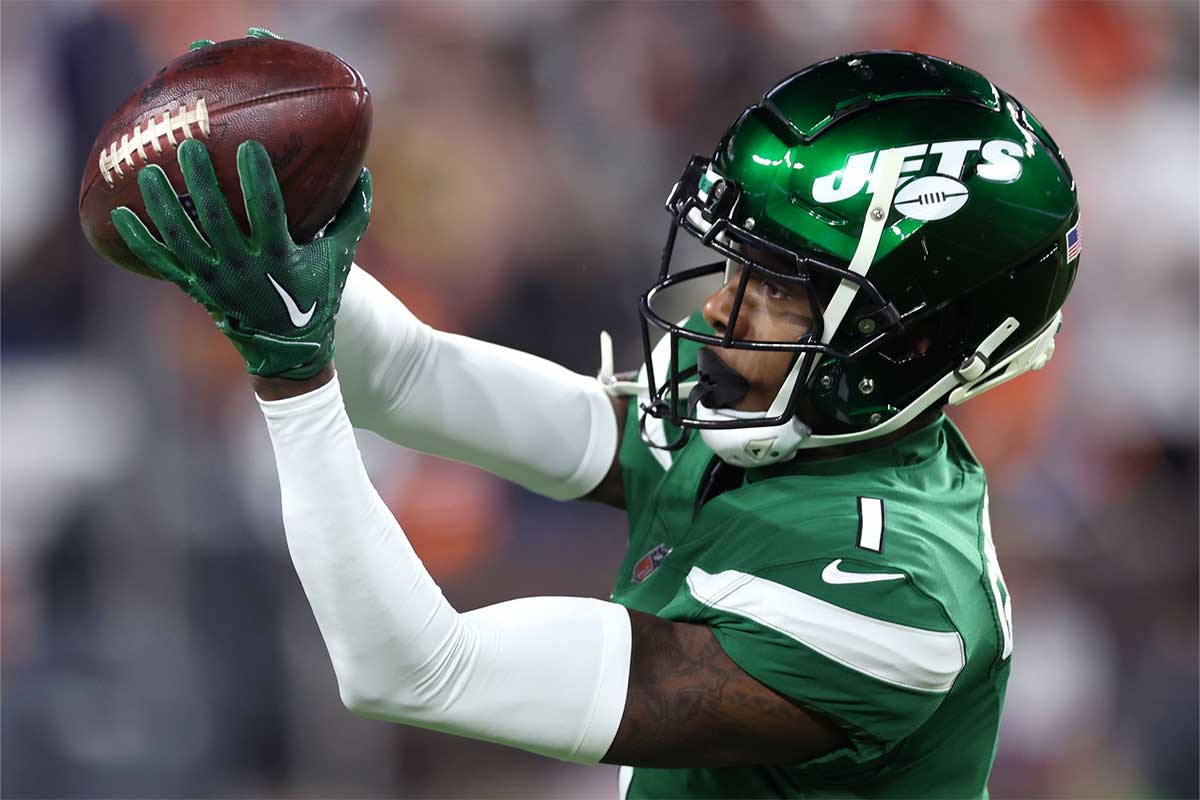 New York Jets cornerback Sauce Gardner (1) warms up before the game against the Cleveland Browns at Cleveland Browns Stadium.