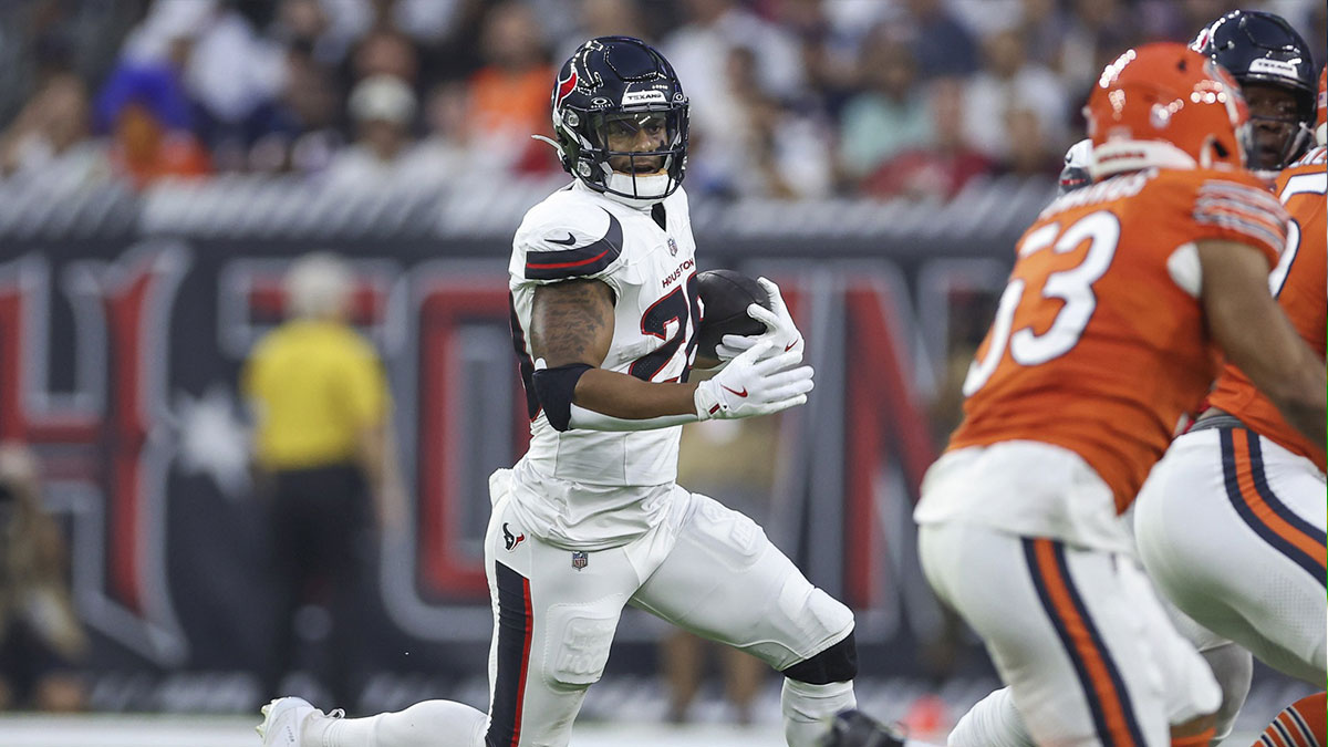 Houston Texans running back Joe Mixon (28) runs with the ball during the first quarter against the Chicago Bears at NRG Stadium.