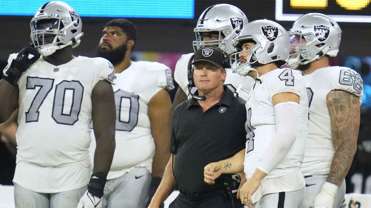 Las Vegas Raiders head coach Jon Gruden talks with quarterback Derek Carr (4) during the second half against the Los Angeles Chargers at SoFi Stadium.