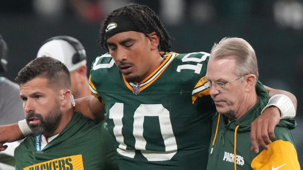 Green Bay Packers quarterback Jordan Love (10) is assisted off the field after an injury during the second half against the Philadelphia Eagles at Neo Quimica Arena.