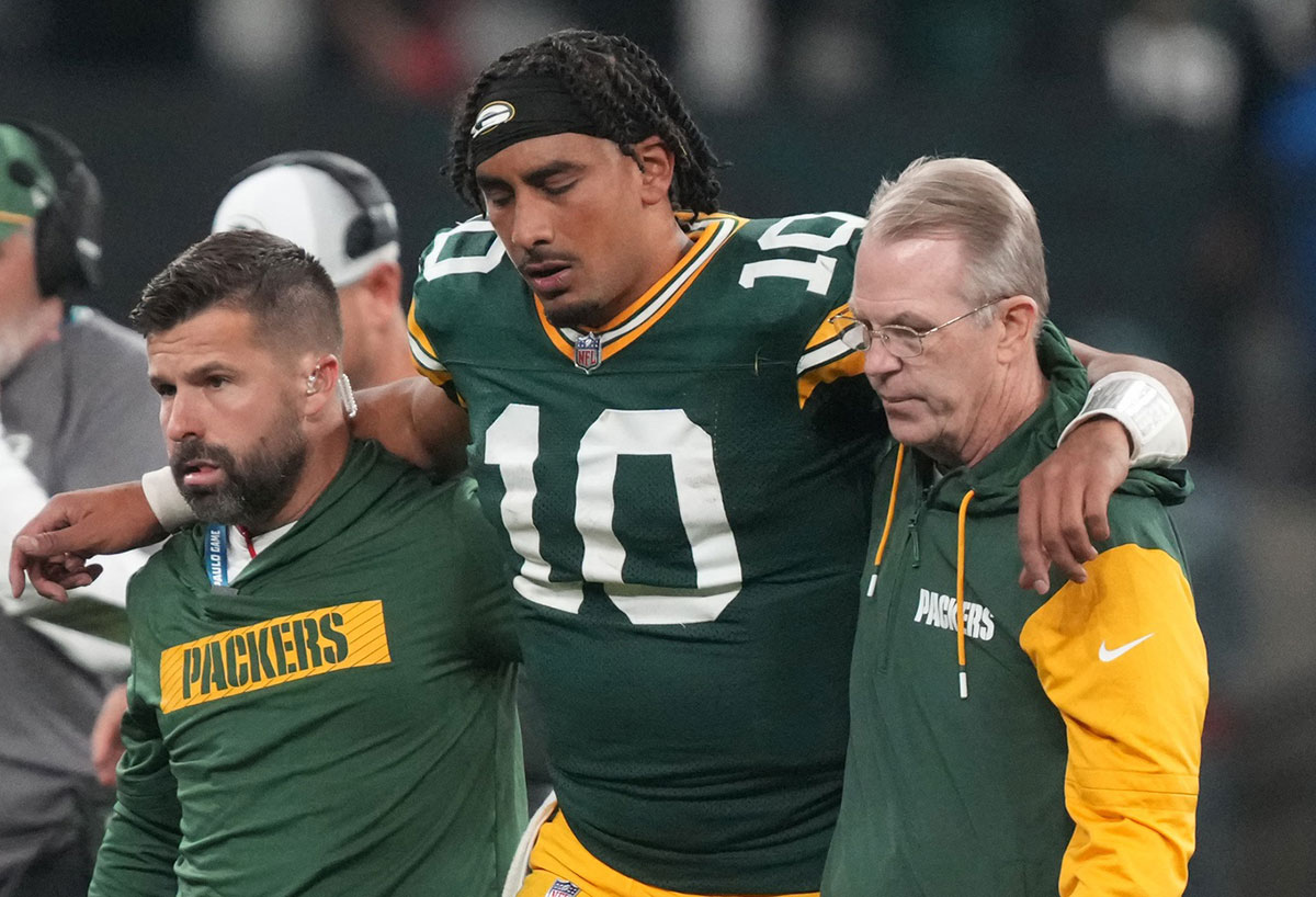 Green Bay Packers quarterback Jordan Love (10) is assisted off the field after an injury during the second half against the Philadelphia Eagles at Neo Quimica Arena.