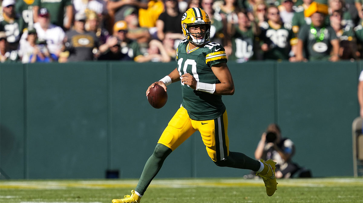 Green Bay Packers quarterback Jordan Love (10) looks to throw a pass during the fourth quarter against the Minnesota Vikings at Lambeau Field.