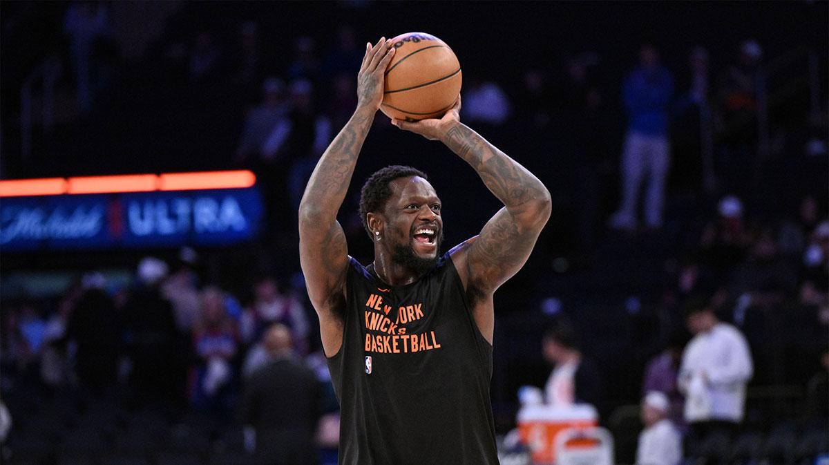 New York Knicks forward Julius Randle (30) warms up before a game against the New York Knicks at Madison Square Garden.