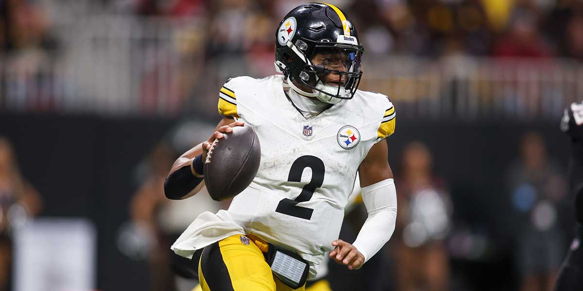 Pittsburgh Steelers quarterback Justin Fields (2) scrambles against the Atlanta Falcons in the fourth quarter at Mercedes-Benz Stadium.