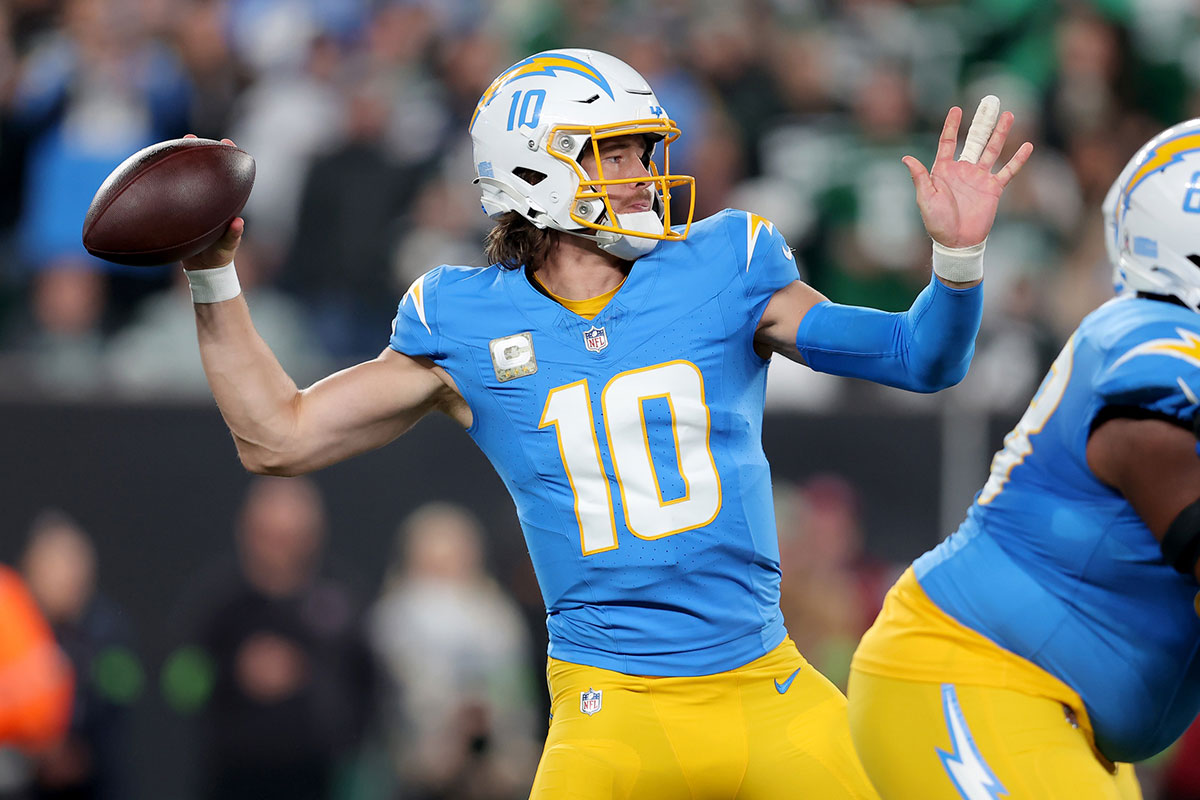 Los Angeles Chargers quarterback Justin Herbert (10) drops back to pass against the New York Jets during the first quarter at MetLife Stadium.