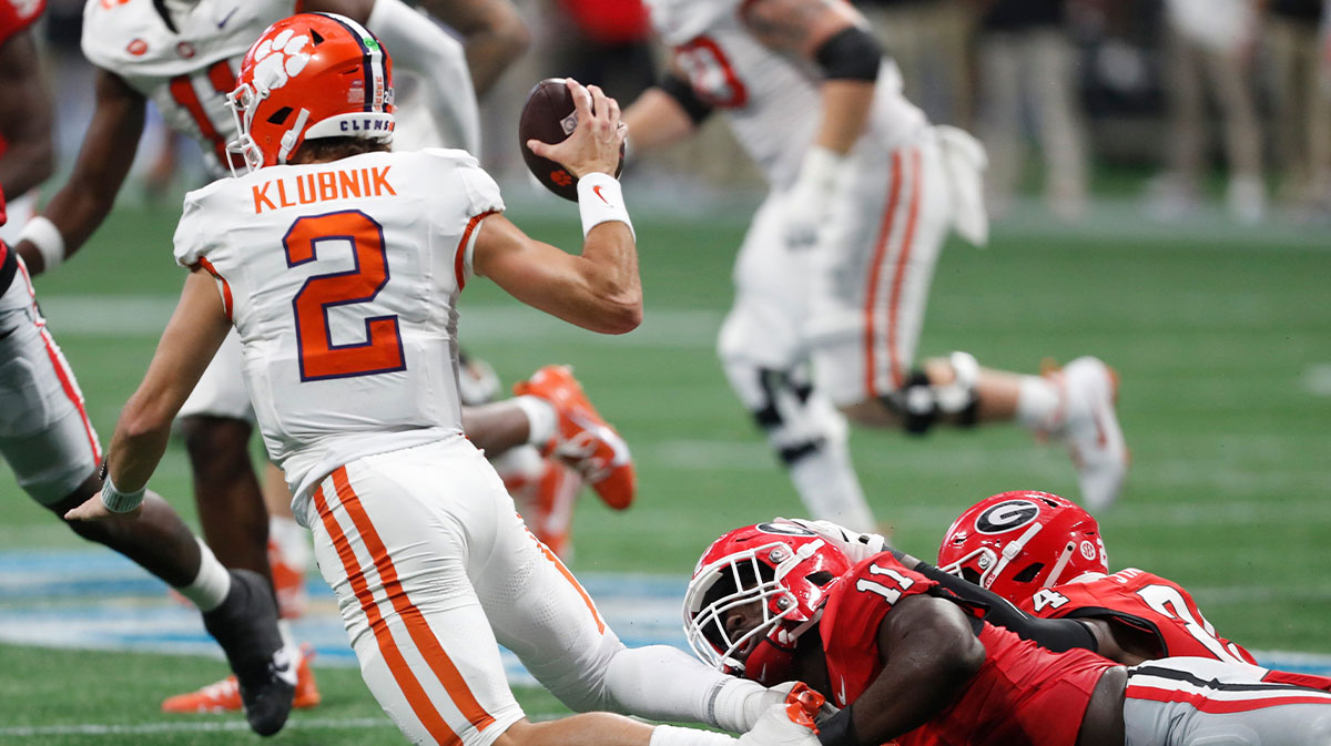 Georgia linebacker Jalon Walker (11) sacks Clemson quarterback Cade Klubnik (2) during the second half of the NCAA Aflac Kickoff Game